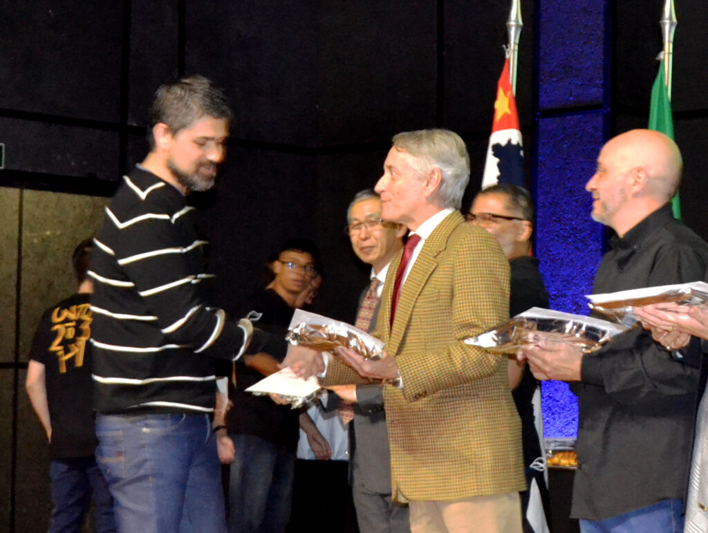 Presentation of award to teacher by Prof. Dr. Aluisio Augusto Cotrim Segurado