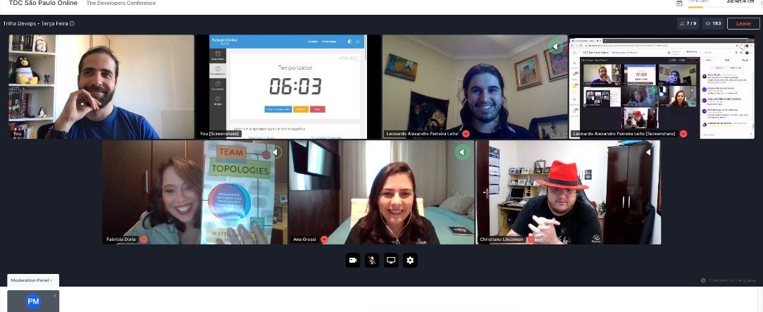 Captura de tela de sessão virtual do TDC; além de Leonardo, aparecem dois homens e duas mulheres; uma das mulheres está segurando o livro Team Topologies; pessoas sorrindo.